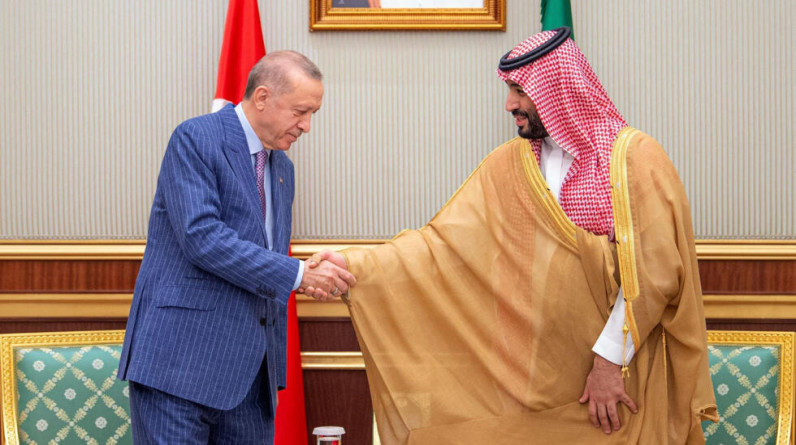 تركيا والسعودية توقعان اتفاقيات عدة وأردوغان يهدي بن سلمان سيارة توغ
